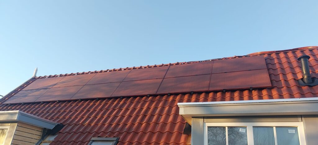 rode zonnepanelen op het dak