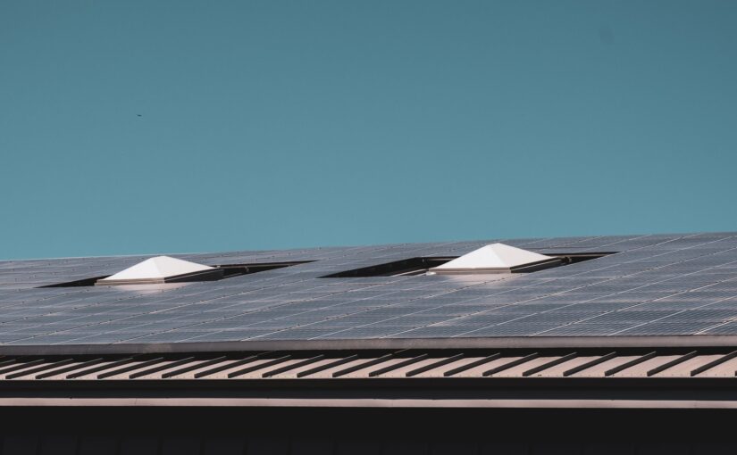 Zonnepanelen op een bitumen dak